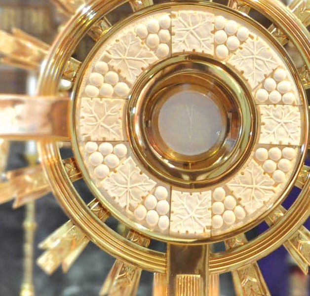 8-ways-to-practice-adoration-catholic-life-the-roman-catholic-diocese-of-la-crosse